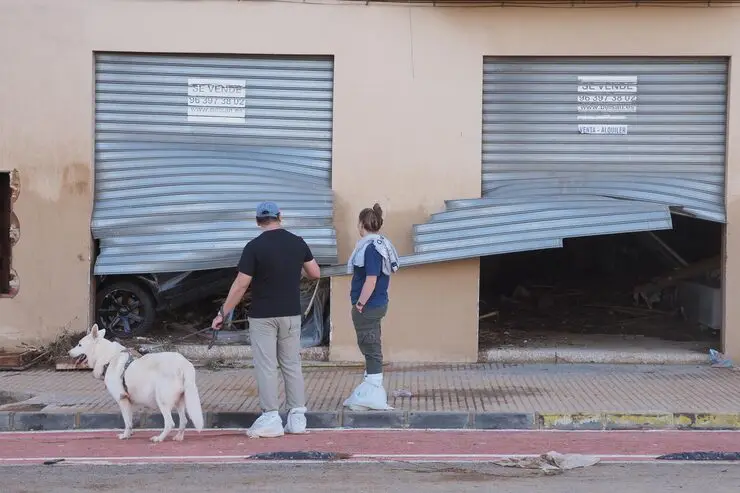 aftermath-hurricane-dana-valencia-spain-residents-witnessing-devastating-effects-flooding-valencia-with-damaged-storefront-car-lift-gate-master