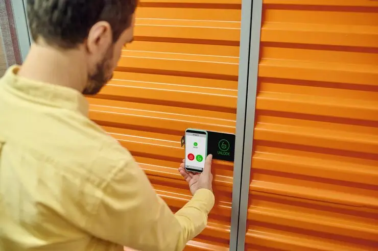 warehouse-employee-opening-smart-lock-using-cellphone-app-lift-gate-master